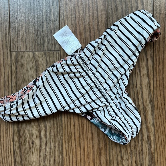 O’Neill reversible bikini bottoms size medium - Picture 6 of 8